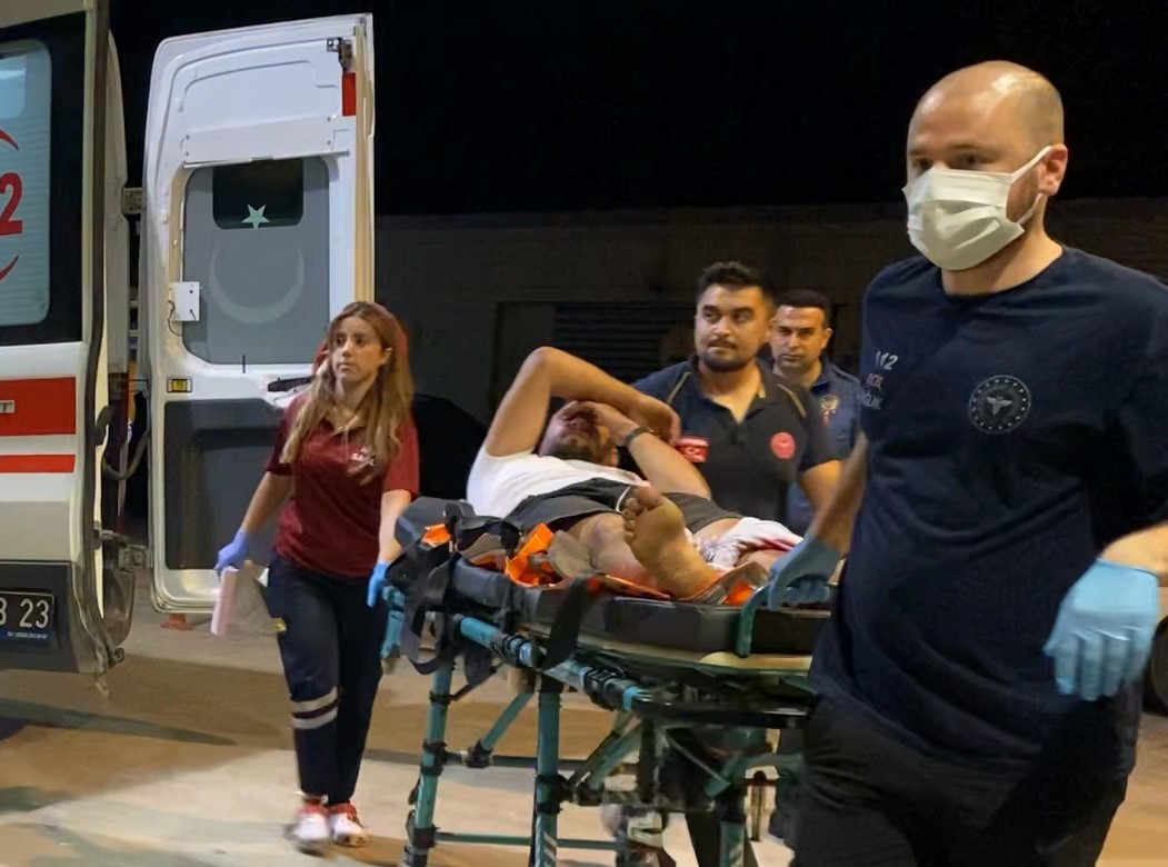 Yol kenarında alkol alırken, av tüfeğiyle vuruldu 