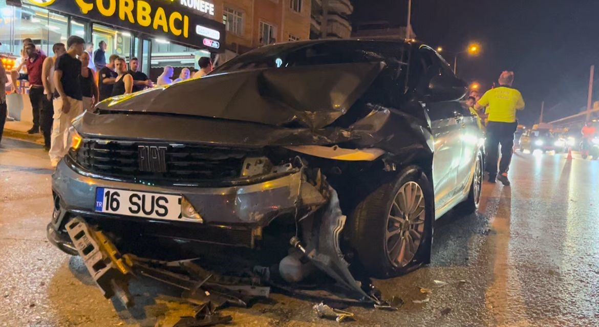 Alkollü sürücü makas atarken kaza yaptı: 2 yaralı 