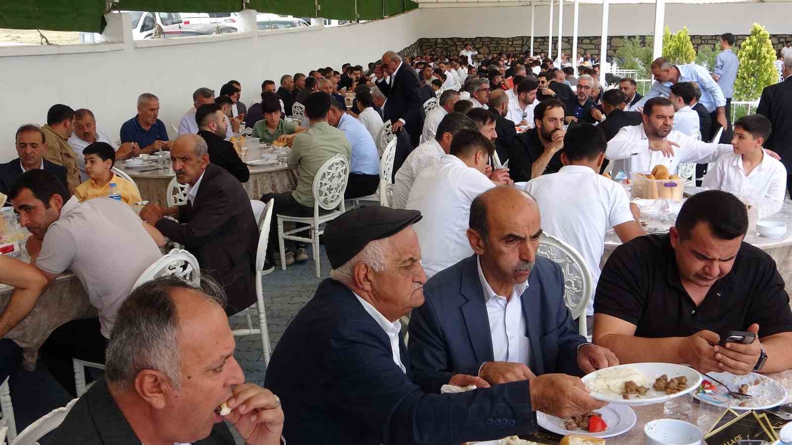 Aşiret düğününde damada 7 buçuk milyon, geline 1 buçuk kilo altın takıldı 