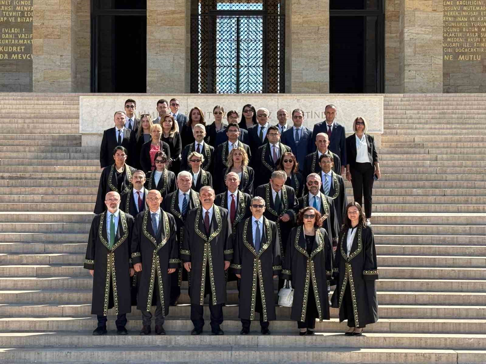 Uyuşmazlık Mahkemesi 80. kuruluş yıl dönümünde Anıtkabir’i ziyaret etti 