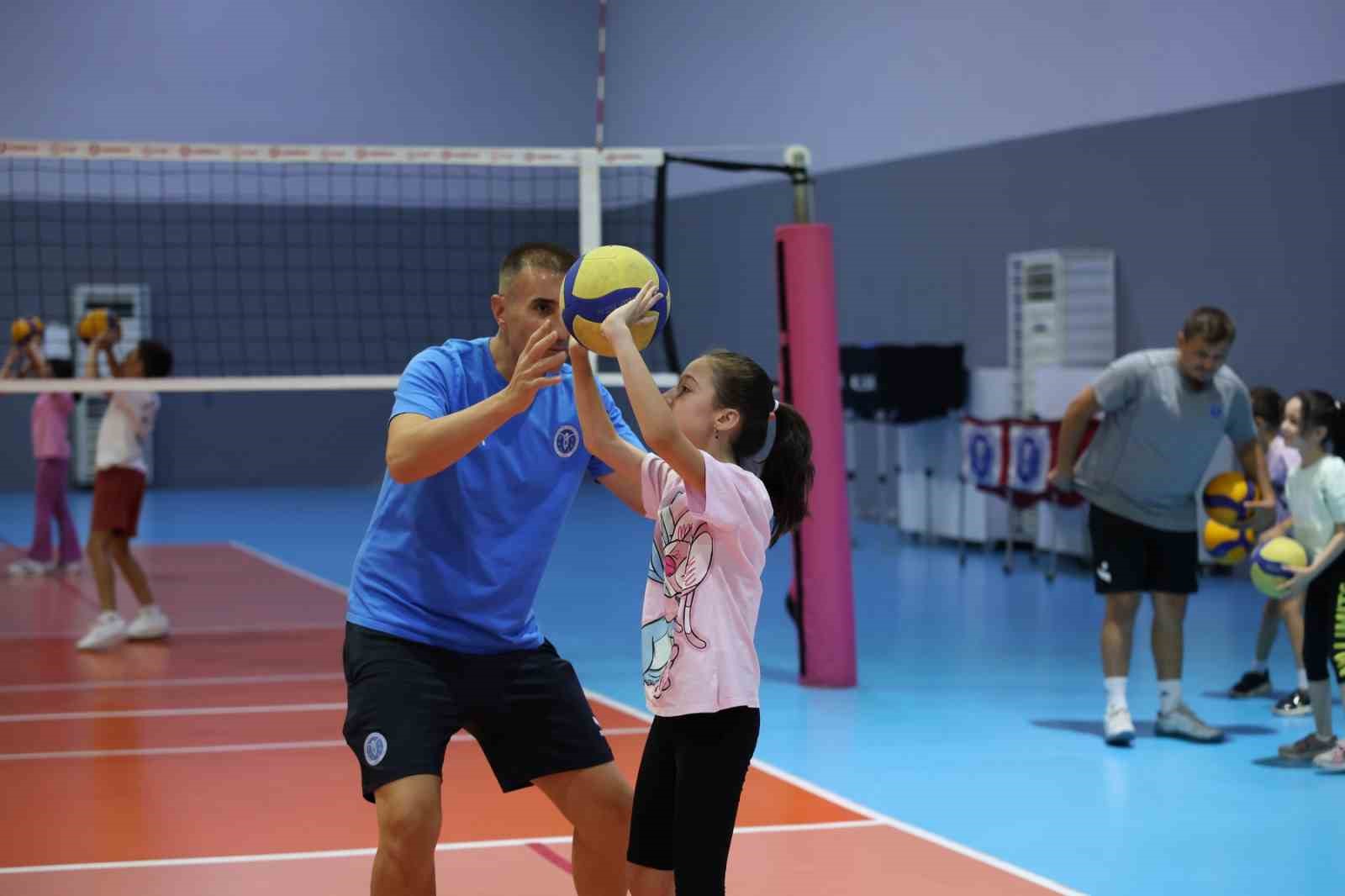 Başkan Çerçioğlu, minik sporcuları voleybolla buluşturuyor 