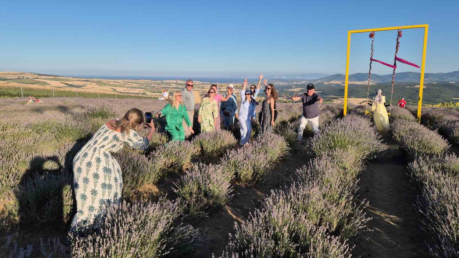 Rus turistler Tekirdağ’da mor lavanta tarlalarına hayran kaldı 