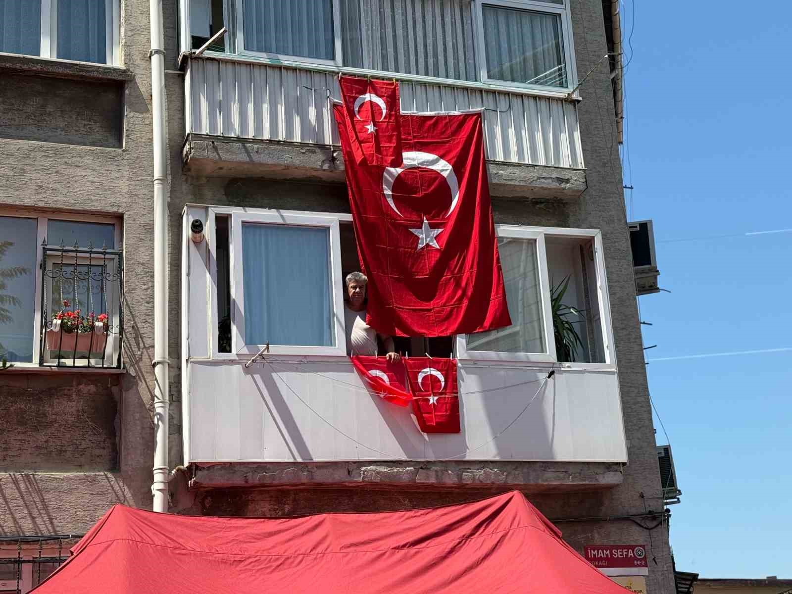 Piyade Sözleşmeli Er Ahmet Gültekin’in evi Türk bayraklarıyla donatıldı 