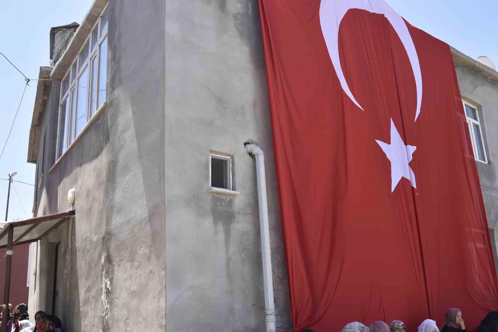 Mutki’de şehidin evine Türk bayrağı asıldı 