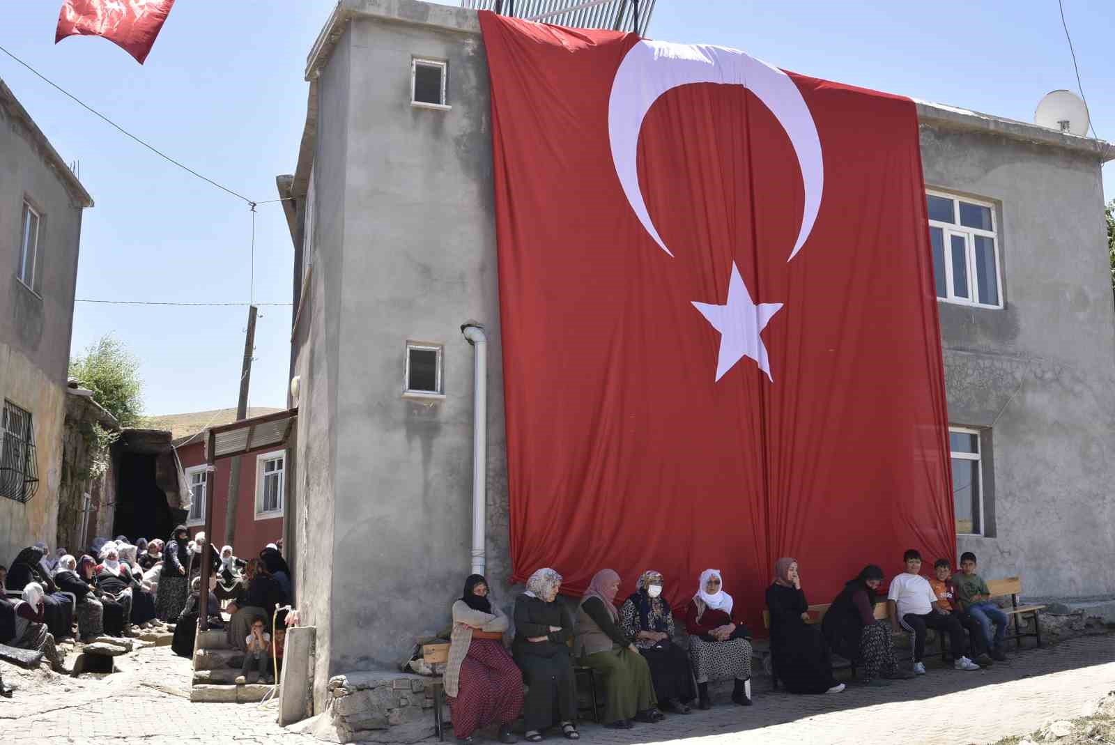 Mutki’de şehidin evine Türk bayrağı asıldı 