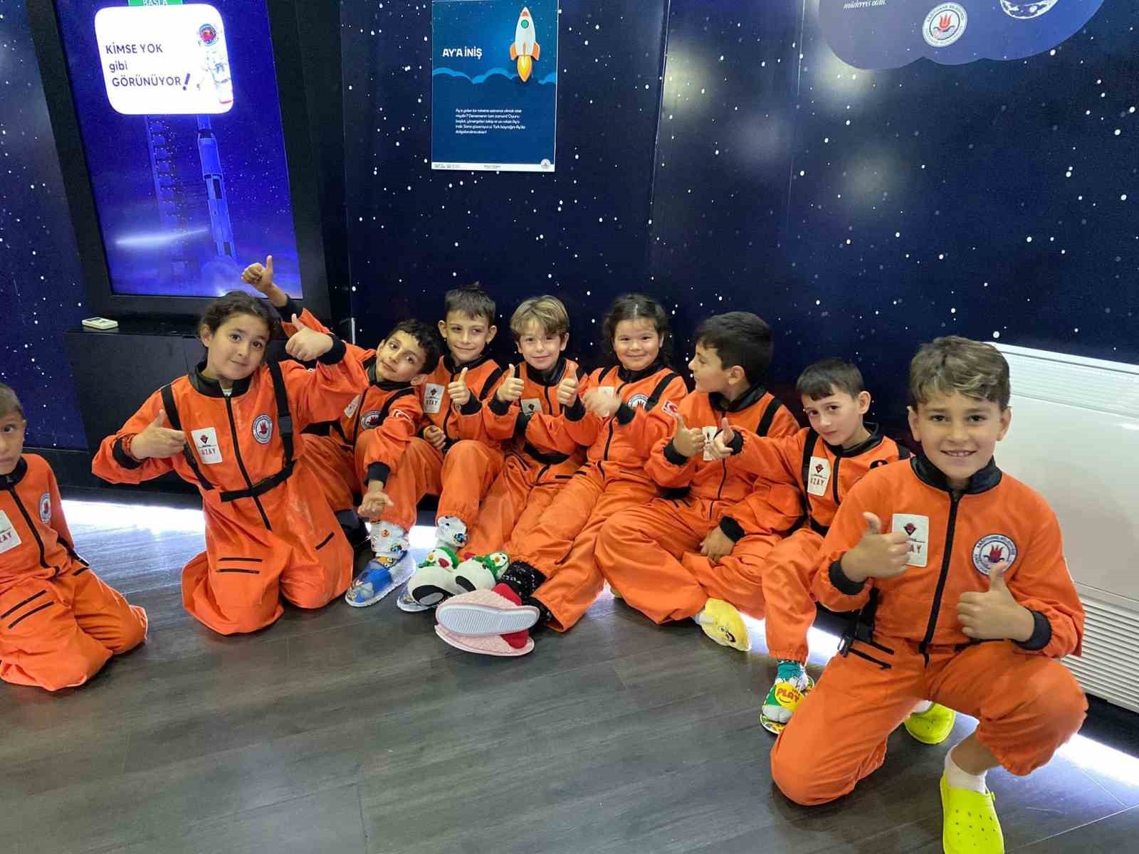 Kağıthane’de çocuklar uzayın derinliklerini keşfediyor 