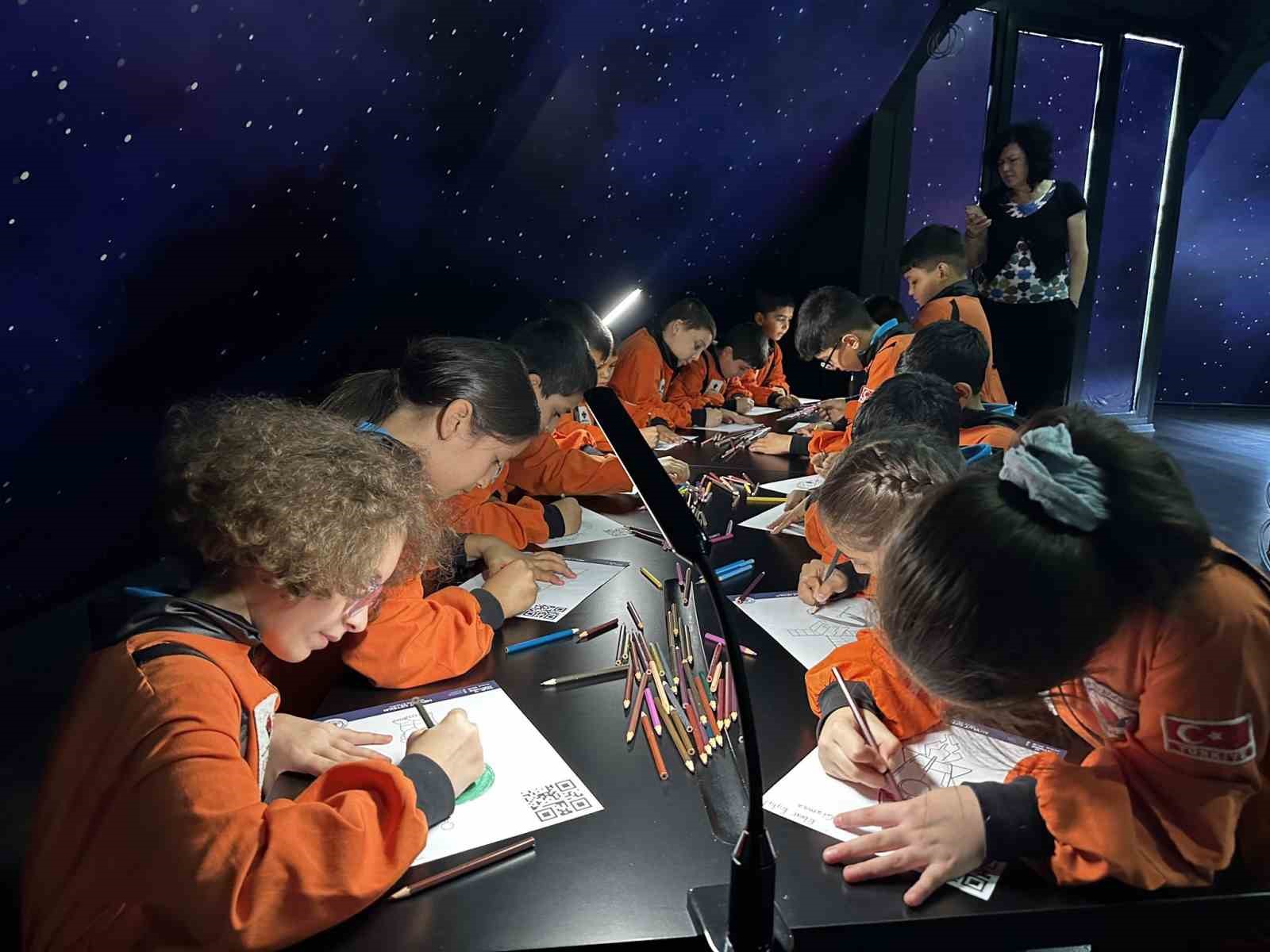 Kağıthane’de çocuklar uzayın derinliklerini keşfediyor 