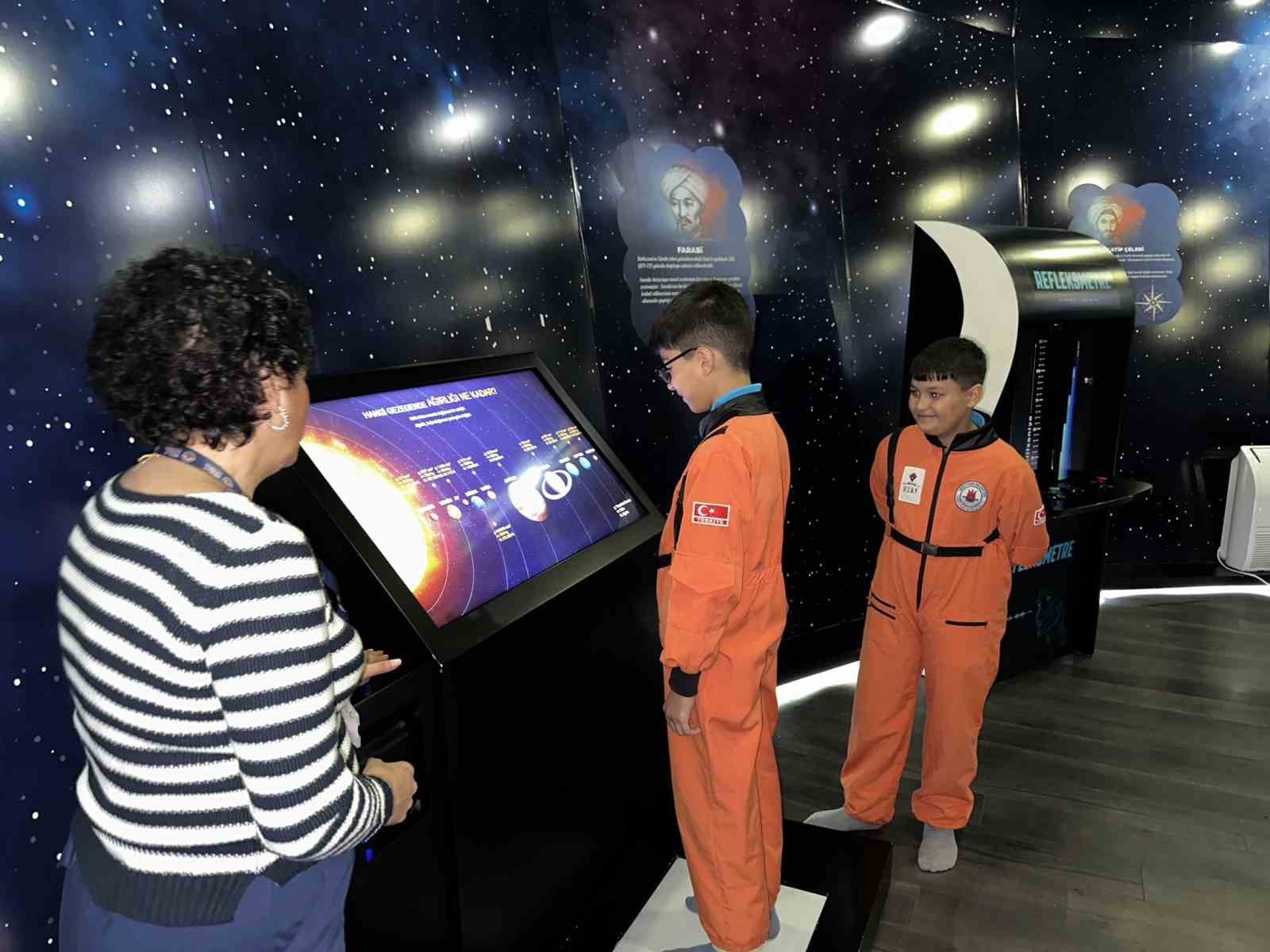 Kağıthane’de çocuklar uzayın derinliklerini keşfediyor 