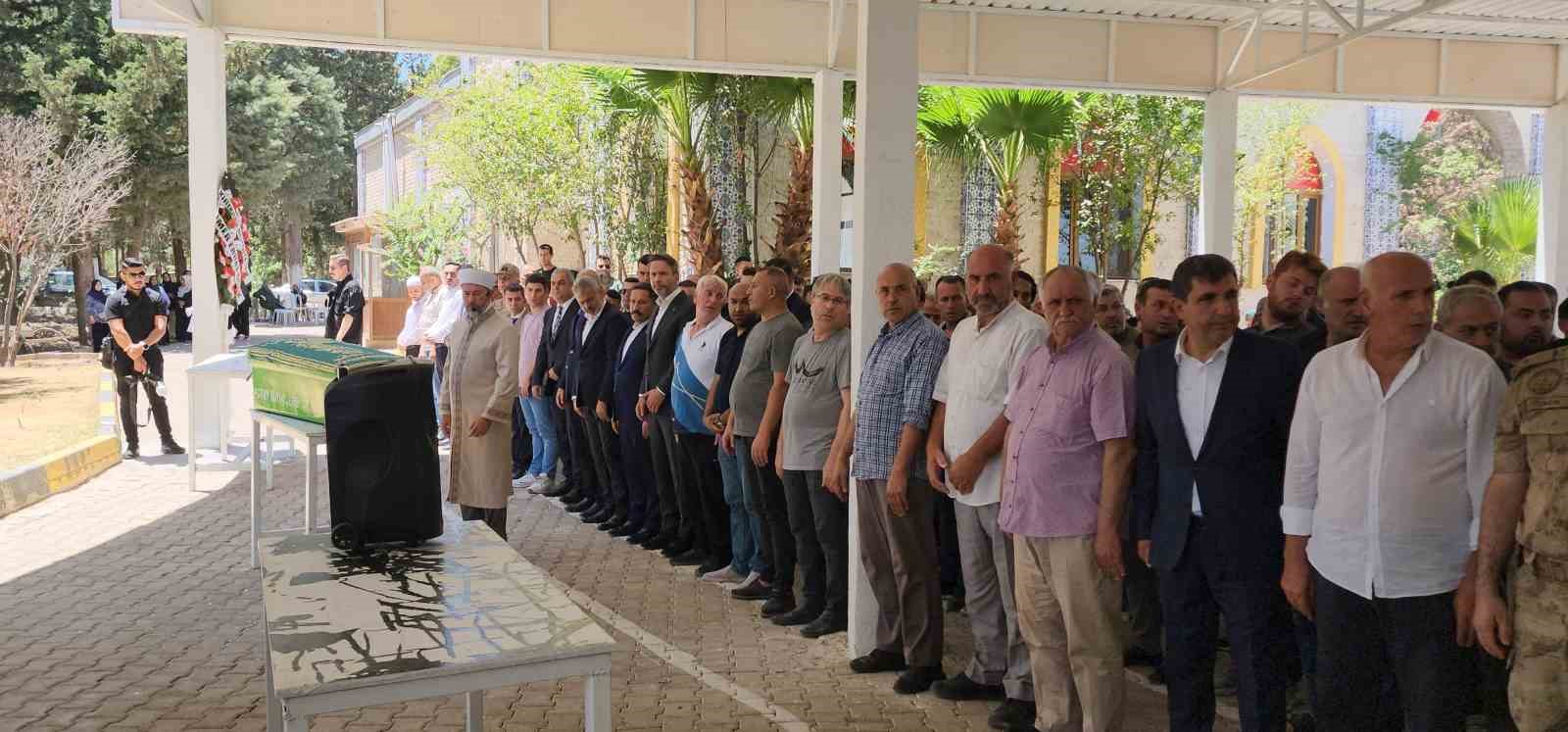 Bakan Bayraktar teyzesini son yolculuğuna uğurladı 