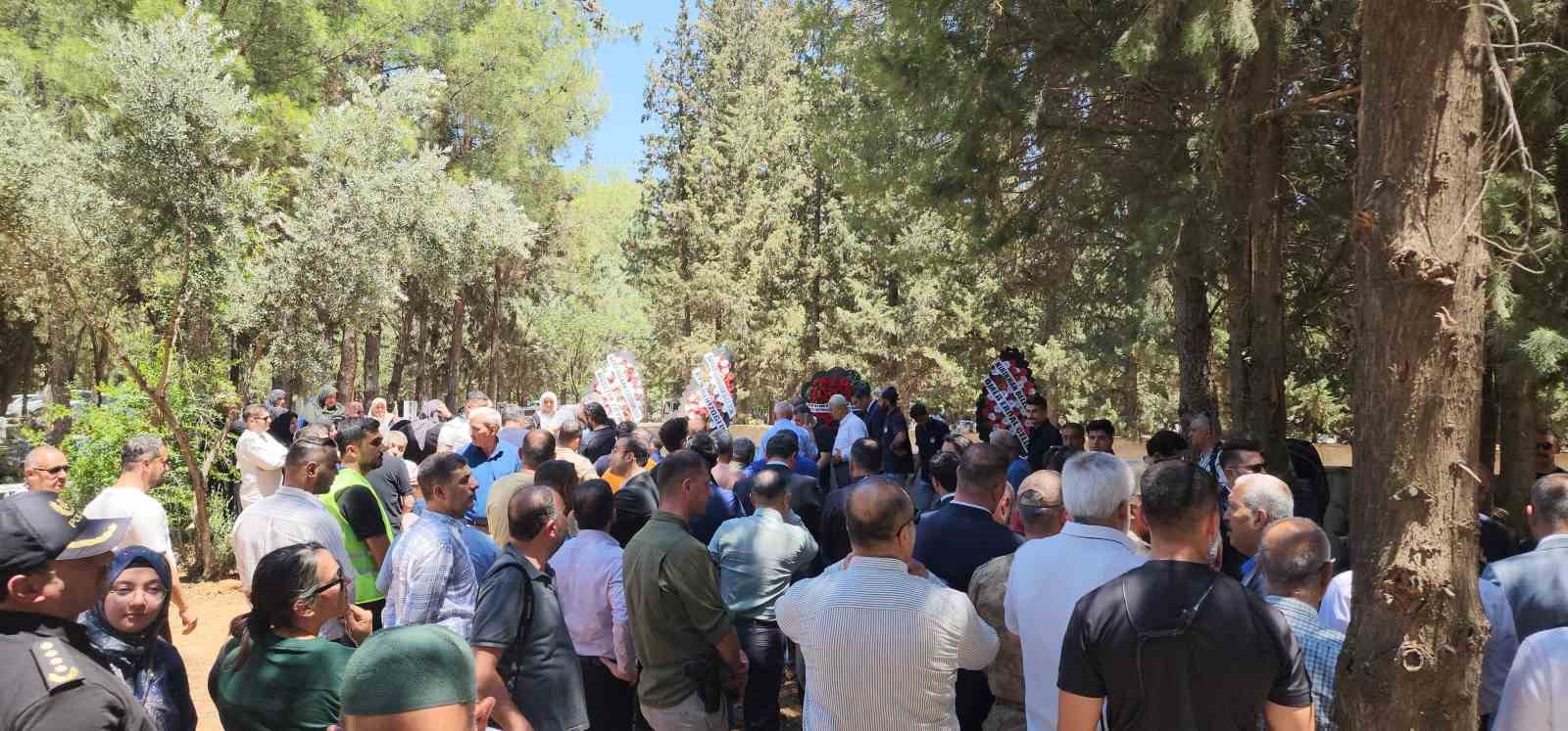Bakan Bayraktar teyzesini son yolculuğuna uğurladı 