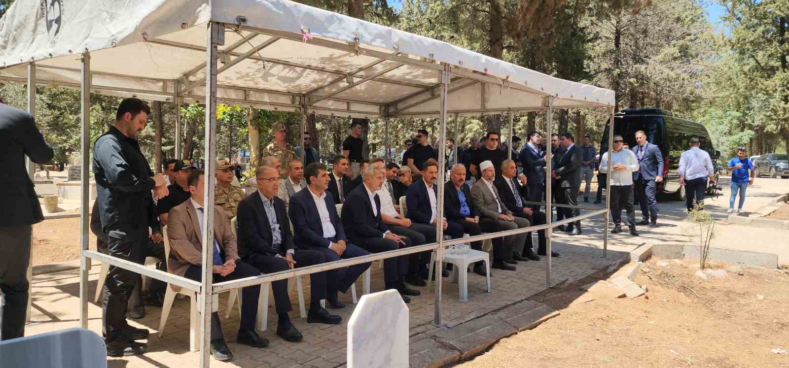 Bakan Bayraktar teyzesini son yolculuğuna uğurladı 