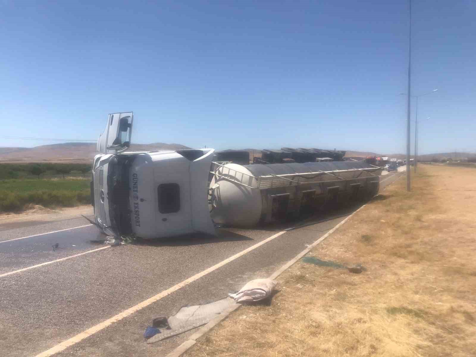 Malatya’da tanker devrildi: 1 kişi yaralandı 