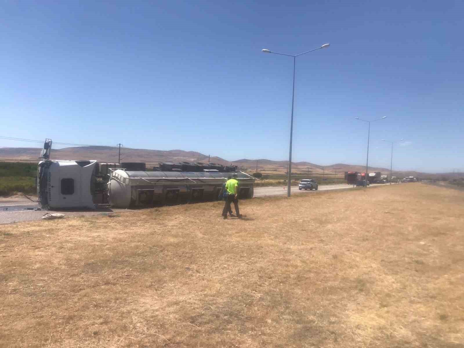 Malatya’da tanker devrildi: 1 kişi yaralandı 