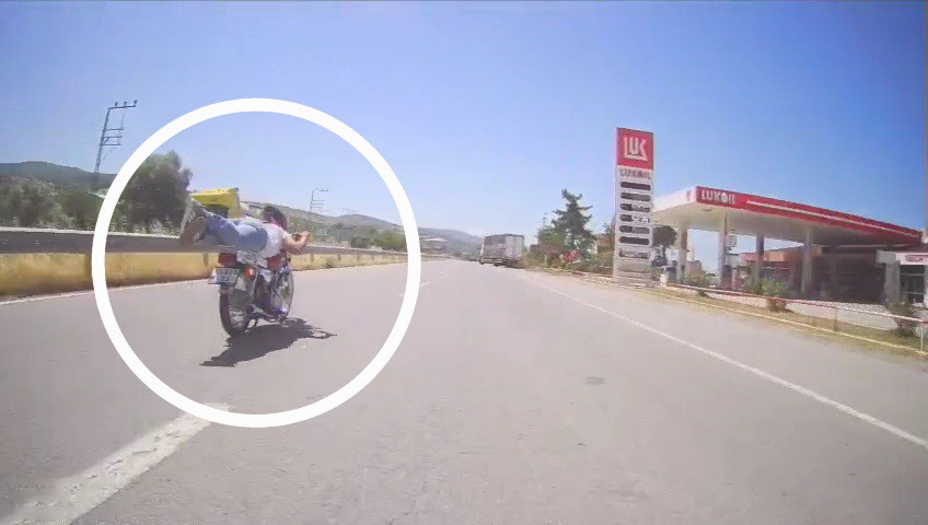 Motosikletin üzerine yatan sürücü araç kameralarına yansıyınca ceza yedi 
