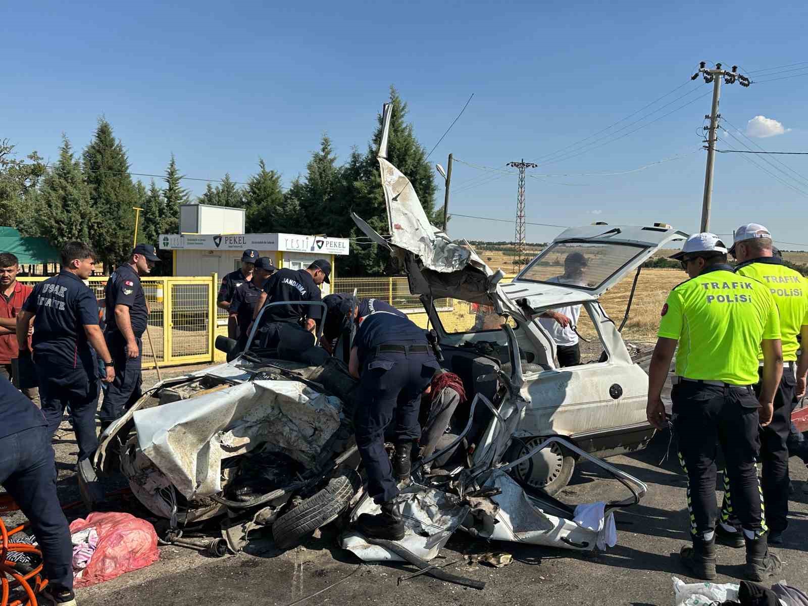 Uşak’ta otomobil kamyonla çarpıştı: Baba ve kızı hayatını kaybetti 