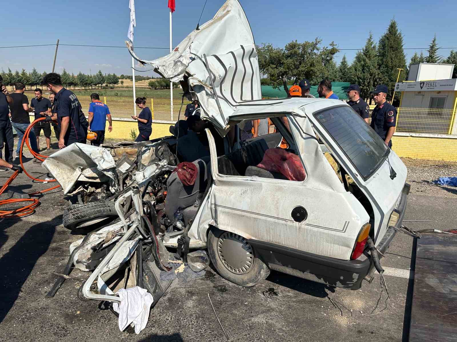 Uşak’ta otomobil kamyonla çarpıştı: Baba ve kızı hayatını kaybetti 