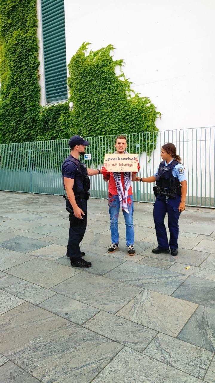 Almanya’da Filistin destekçileri başbakanlık binasını kırmızıya boyadı 