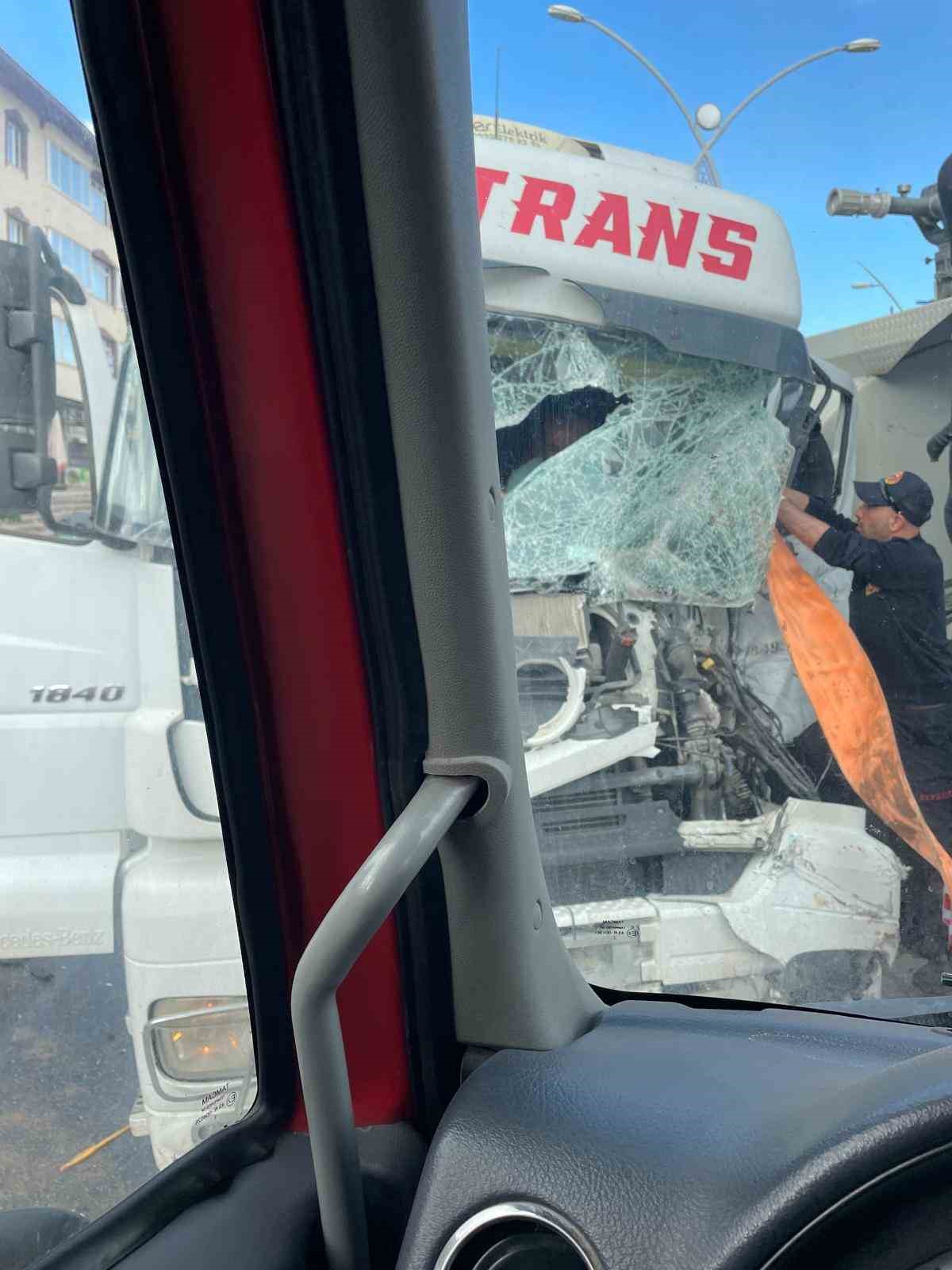 Van’da tır kamyona arkadan çarptı: 1 yaralı 