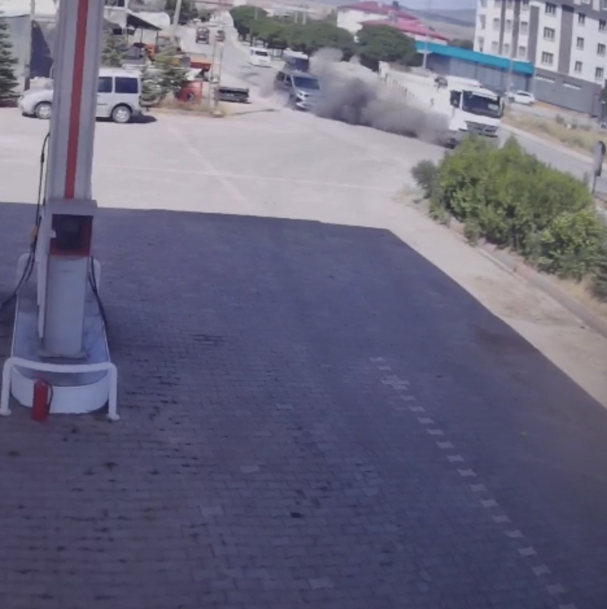 Elazığ’da lastiği patlayan kamyonun tel örgülere çarptığı kaza kamerada 
