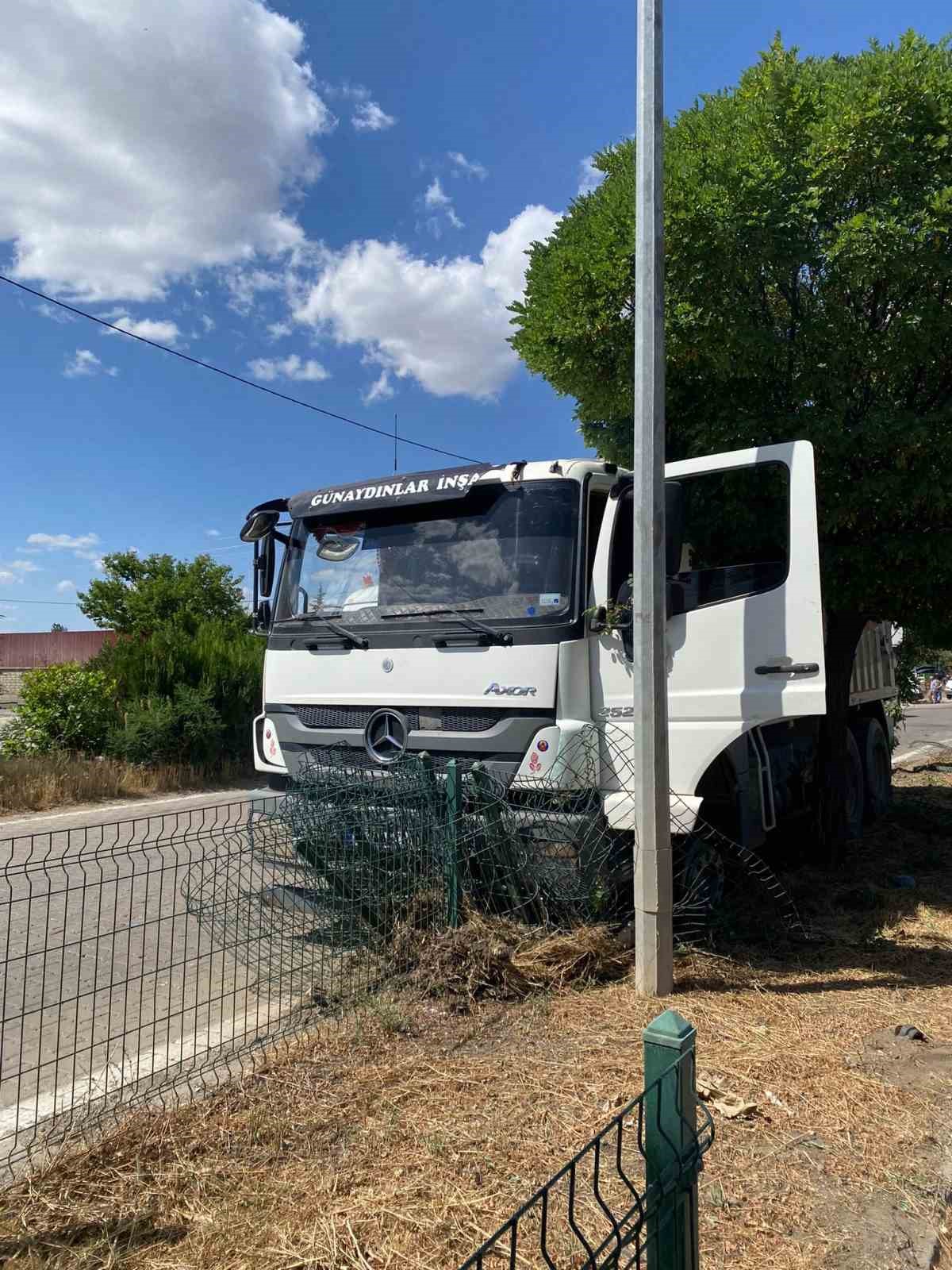 Elazığ’da lastiği patlayan kamyonun tel örgülere çarptığı kaza kamerada 