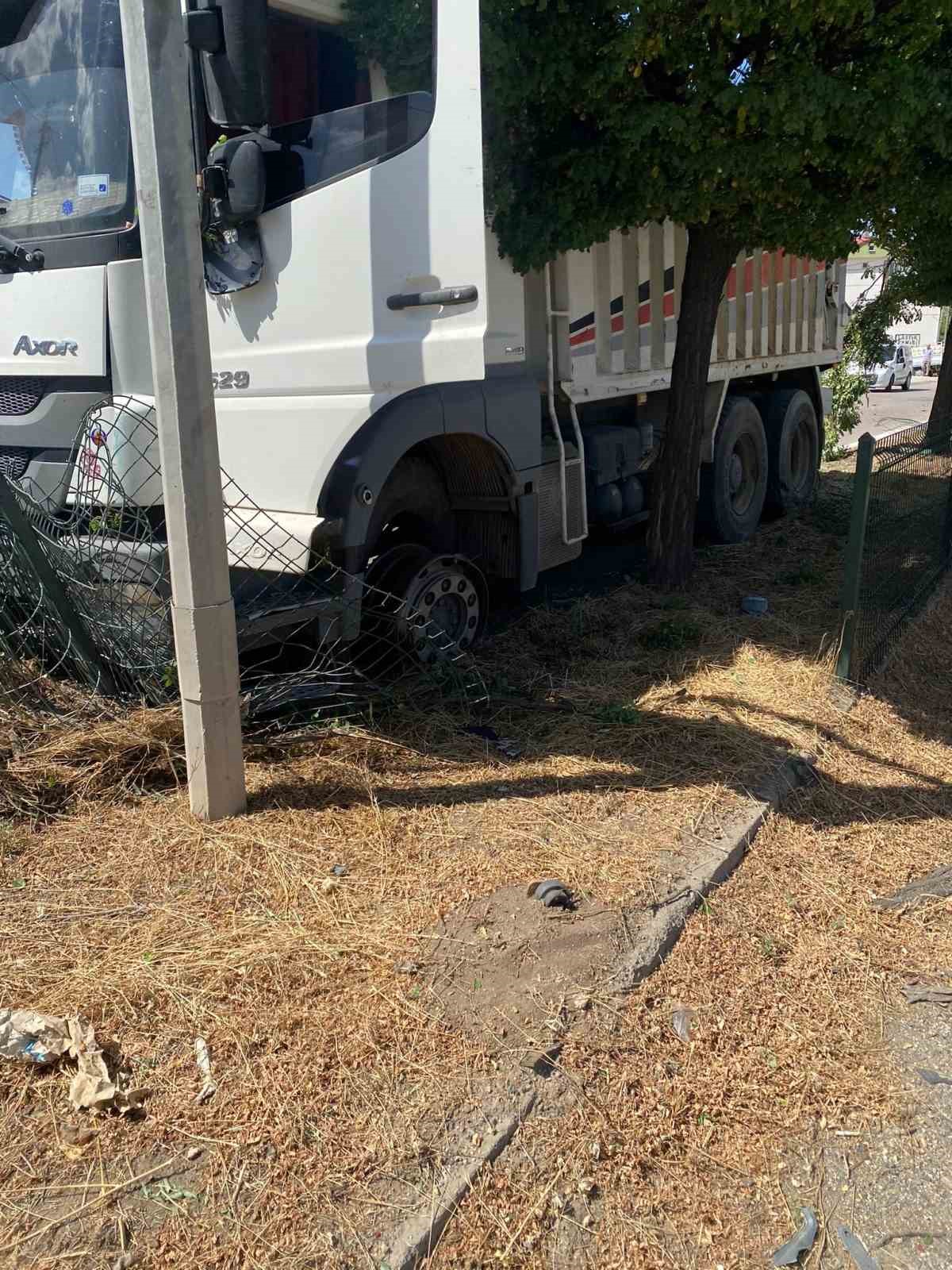 Elazığ’da lastiği patlayan kamyonun tel örgülere çarptığı kaza kamerada 