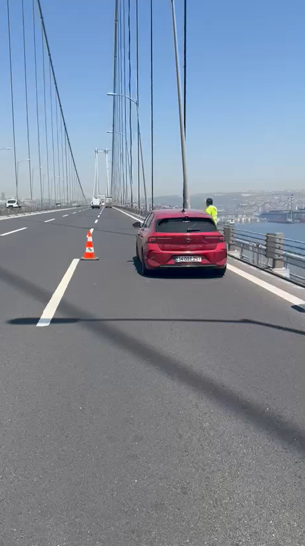 Osmangazi Köprüsü’nde iki aracın lastikleri peş peşe patladı 