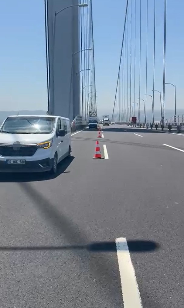 Osmangazi Köprüsü’nde iki aracın lastikleri peş peşe patladı 