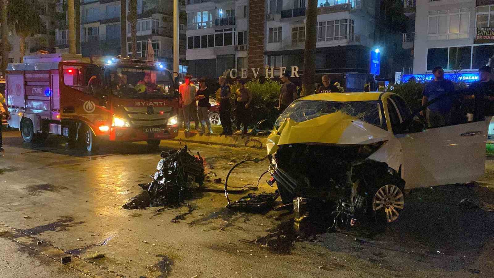 Ticari taksi refüje çarptı, motoru yerinden fırladı 
