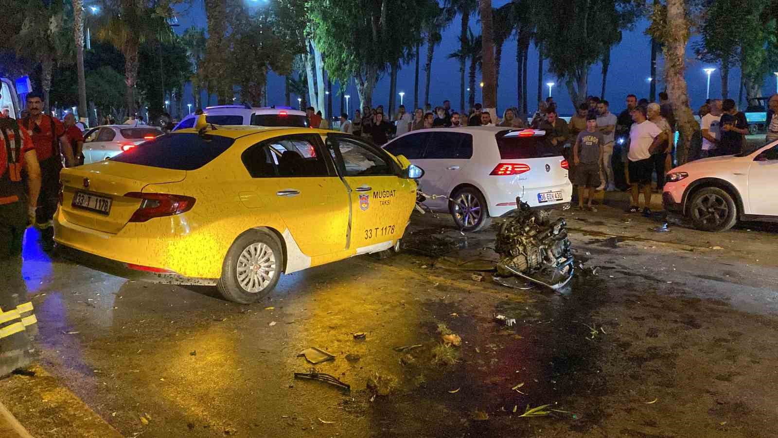Ticari taksi refüje çarptı, motoru yerinden fırladı 