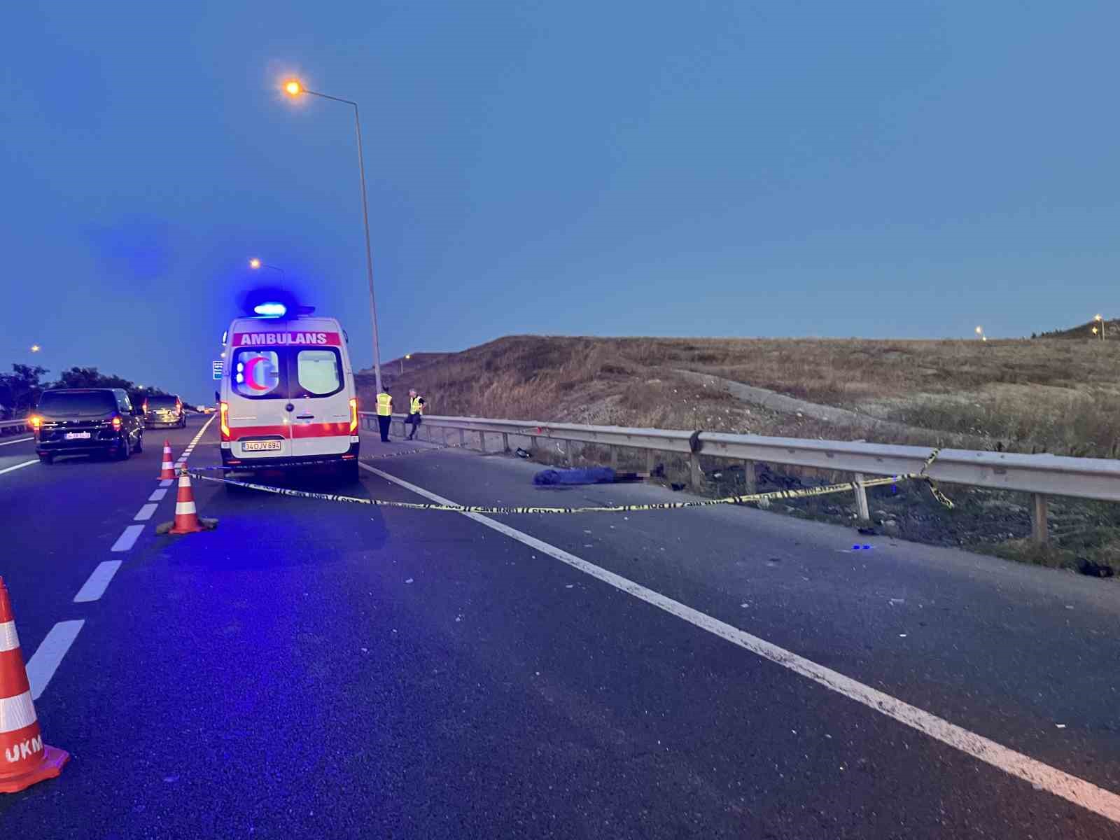 Arnavutköy’de emniyet şeridinde inen sürücüye minibüs çarptı: 1 ölü 