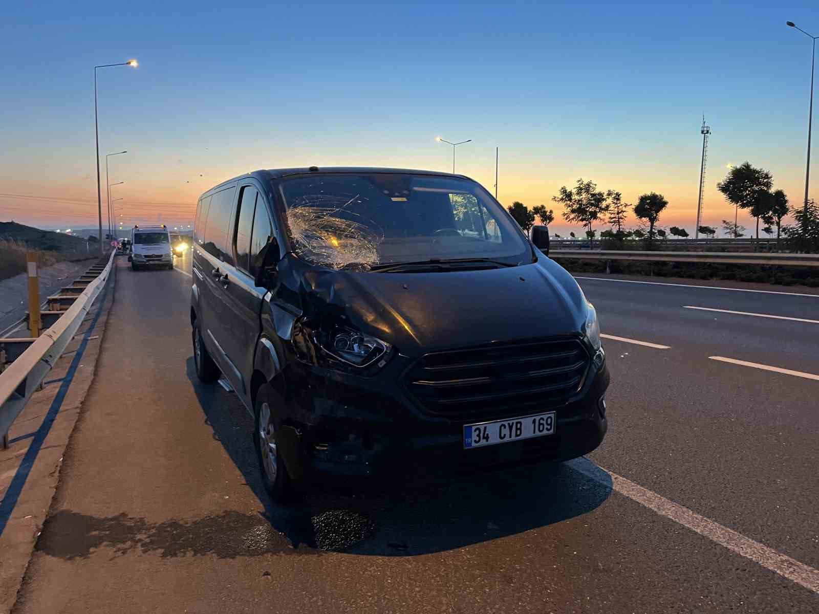 Arnavutköy’de emniyet şeridinde inen sürücüye minibüs çarptı: 1 ölü 