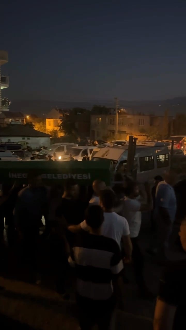 Bursa’da 3. kattan düşerek hayatını kaybeden inşaat işçisi toprağa verildi 