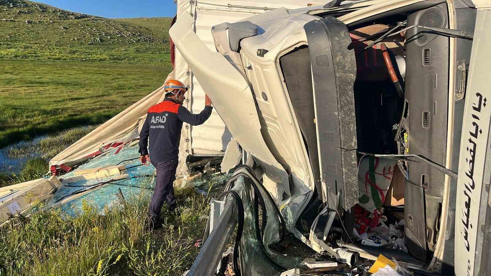 Ardahan’da tır devrildi, sürücü yaralandı 