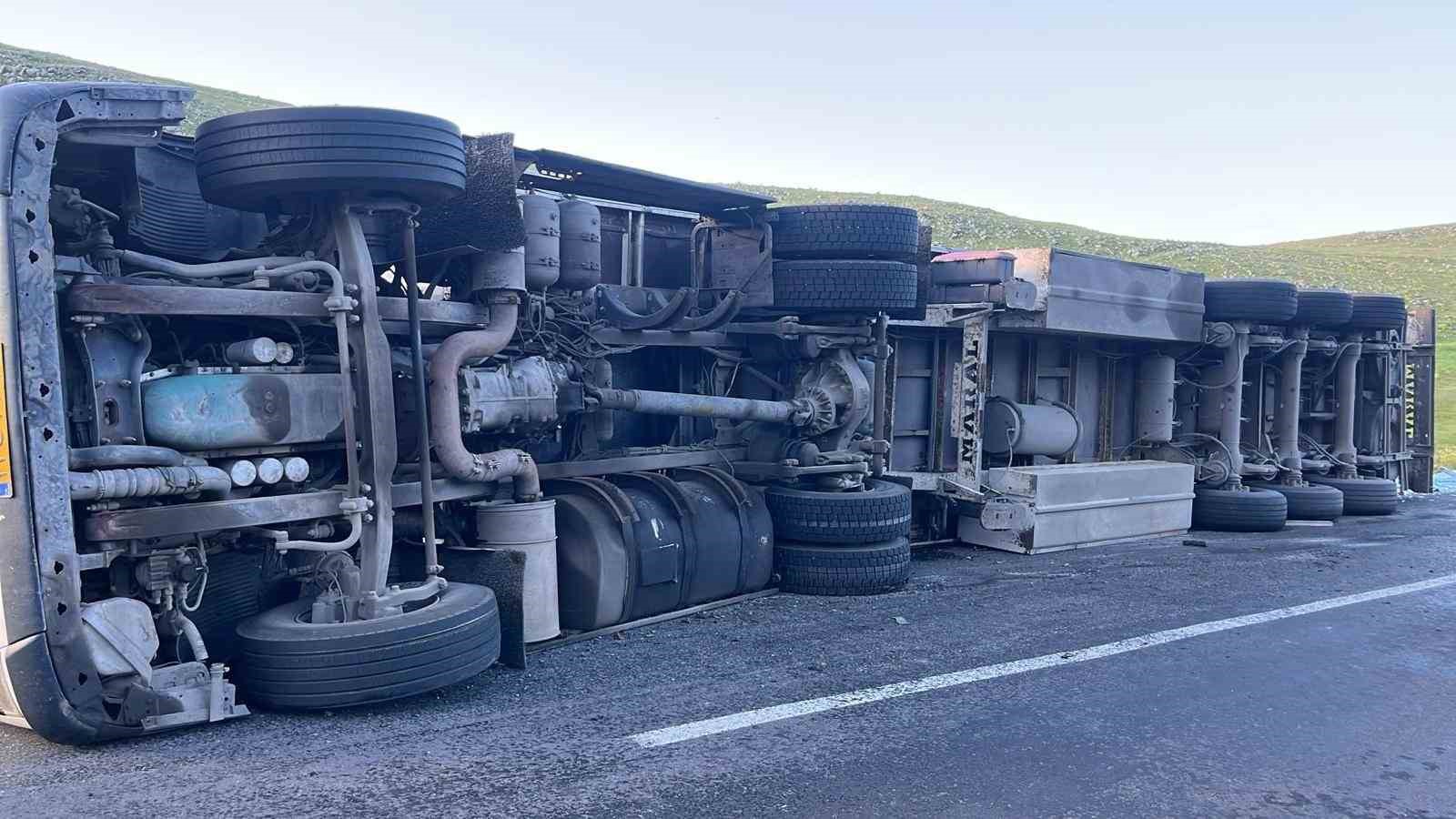 Ardahan’da tır devrildi, sürücü yaralandı 