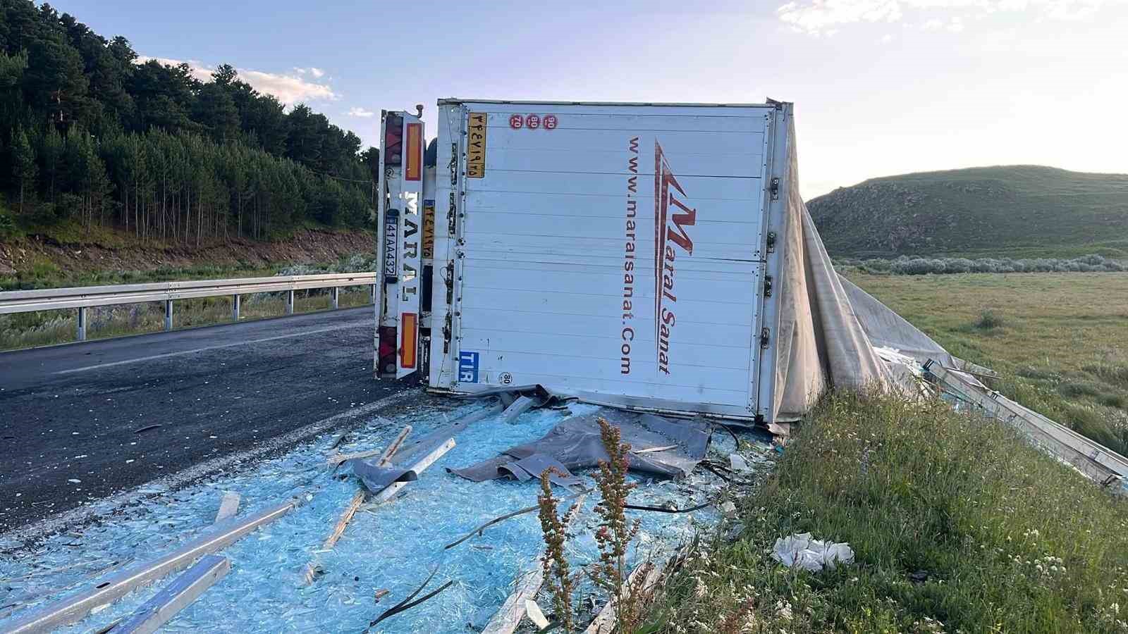 Ardahan’da tır devrildi, sürücü yaralandı 