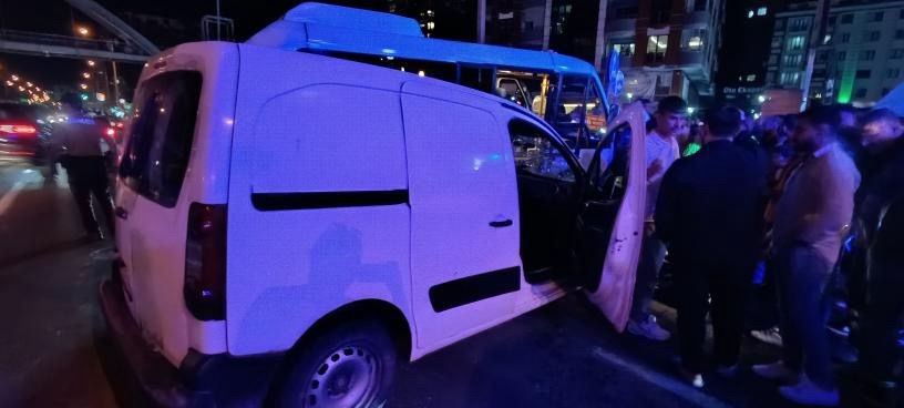 Rize’de minibüs ile hafif ticari araç çarpıştı: 10 yaralı 
