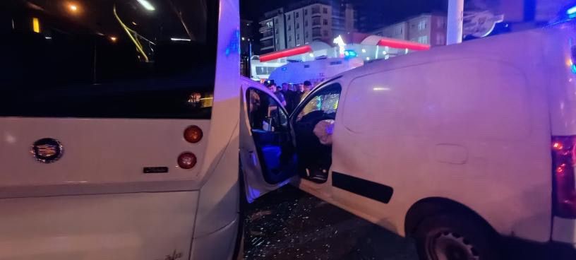 Rize’de minibüs ile hafif ticari araç çarpıştı: 10 yaralı 