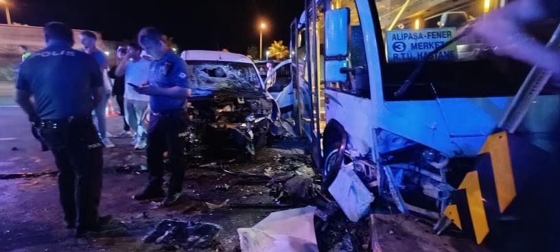 Rize’de minibüs ile hafif ticari araç çarpıştı: 10 yaralı 