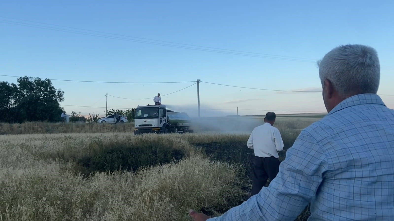 Adilcevaz’da tarlada çıkan yangın korkuttu 