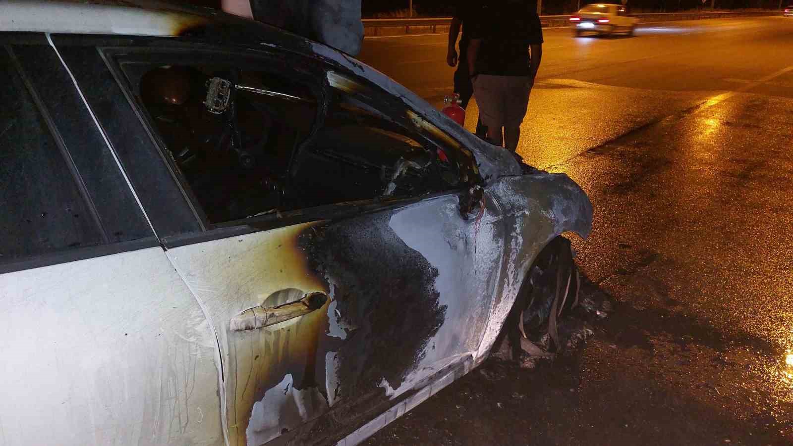 D100’de alev topuna dönen otomobil kullanılamaz hale geldi 
