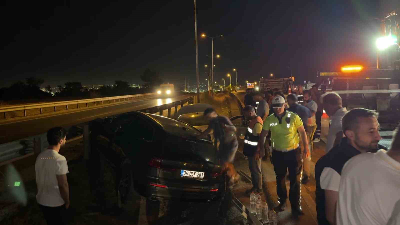 Makas atan araç kazaya sebep oldu: 2 otomobil yol ayrımındaki boşluğa düştü 