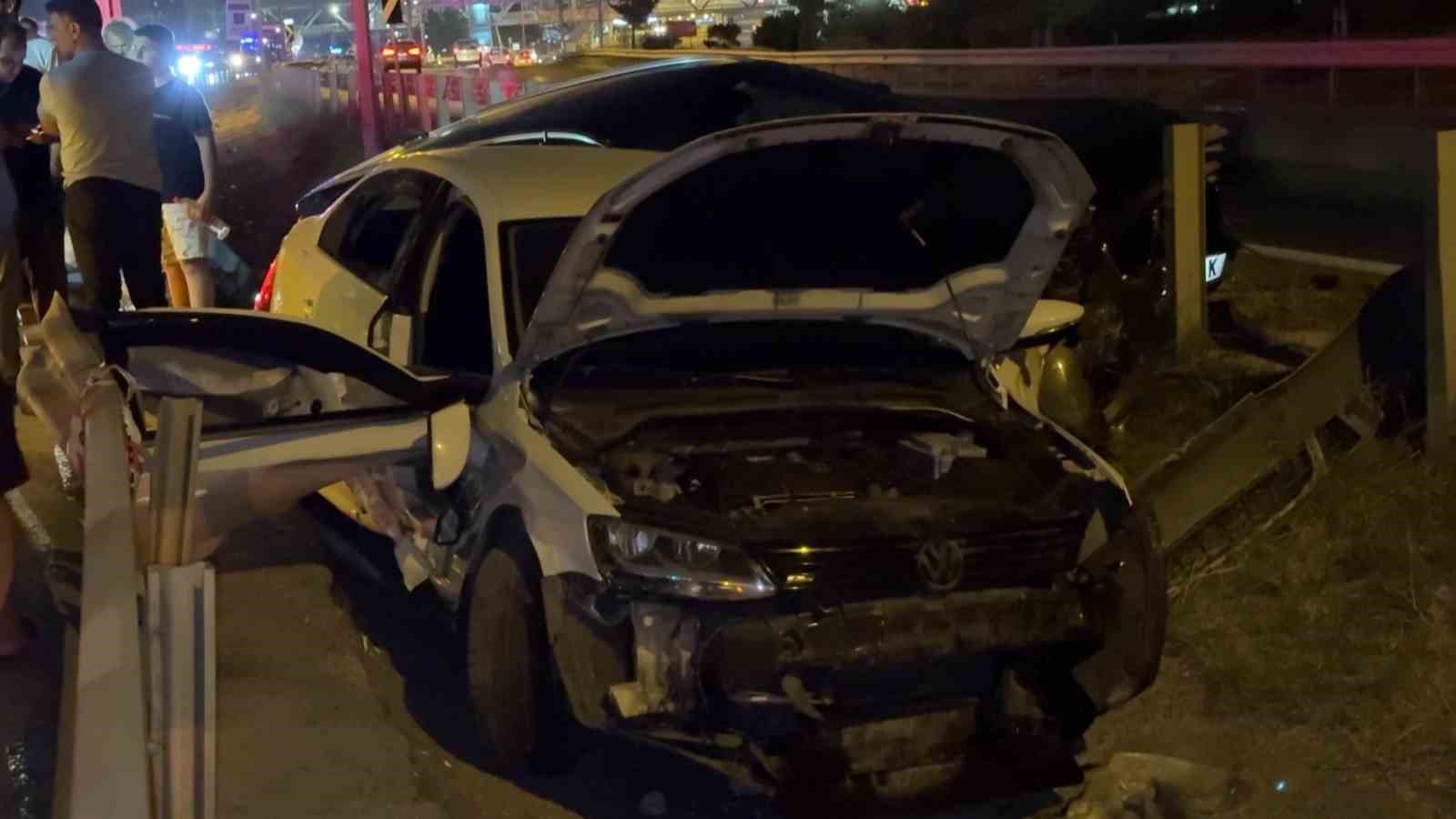 Makas atan araç kazaya sebep oldu: 2 otomobil yol ayrımındaki boşluğa düştü 