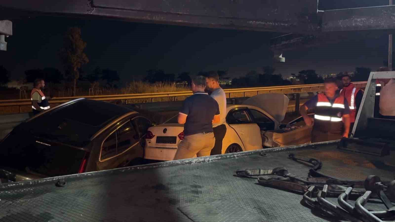 Makas atan araç kazaya sebep oldu: 2 otomobil yol ayrımındaki boşluğa düştü 