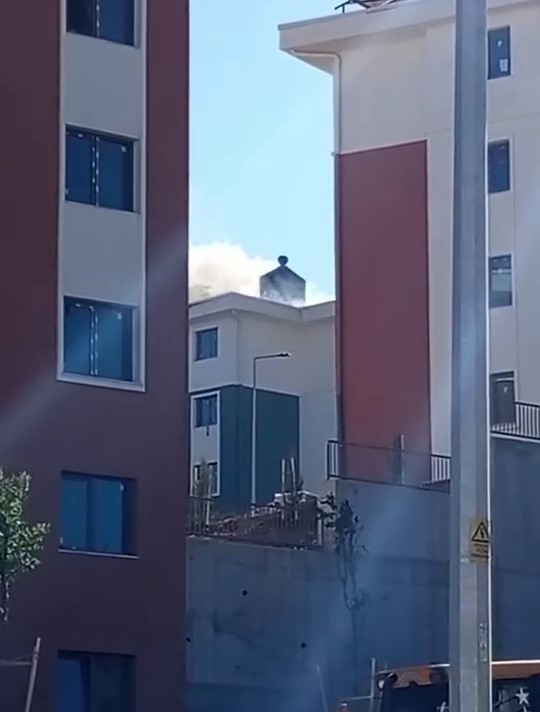 Binanın tepesinde korkutan yangın 