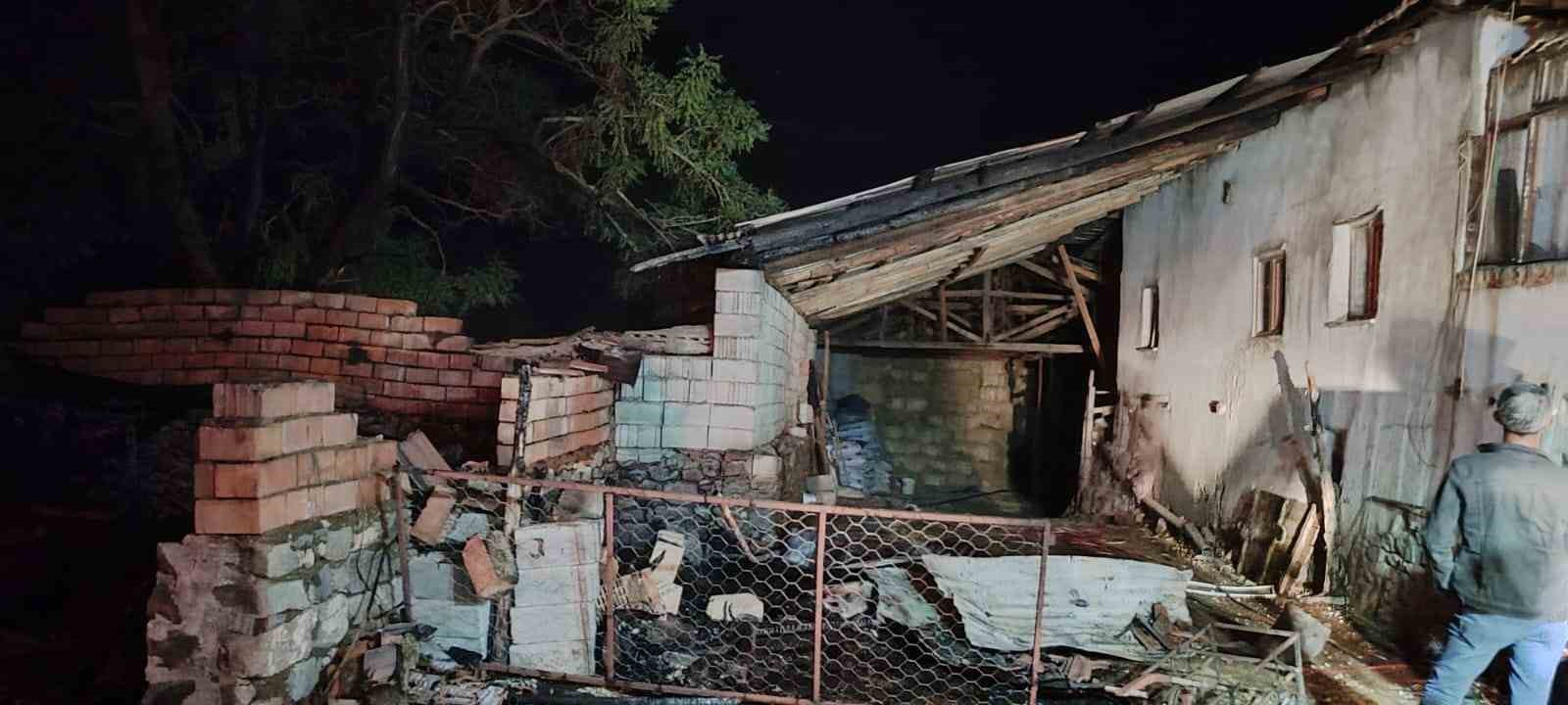 Burdur’da ağılda çıkan yangında 10 küçükbaş hayvan telef oldu 