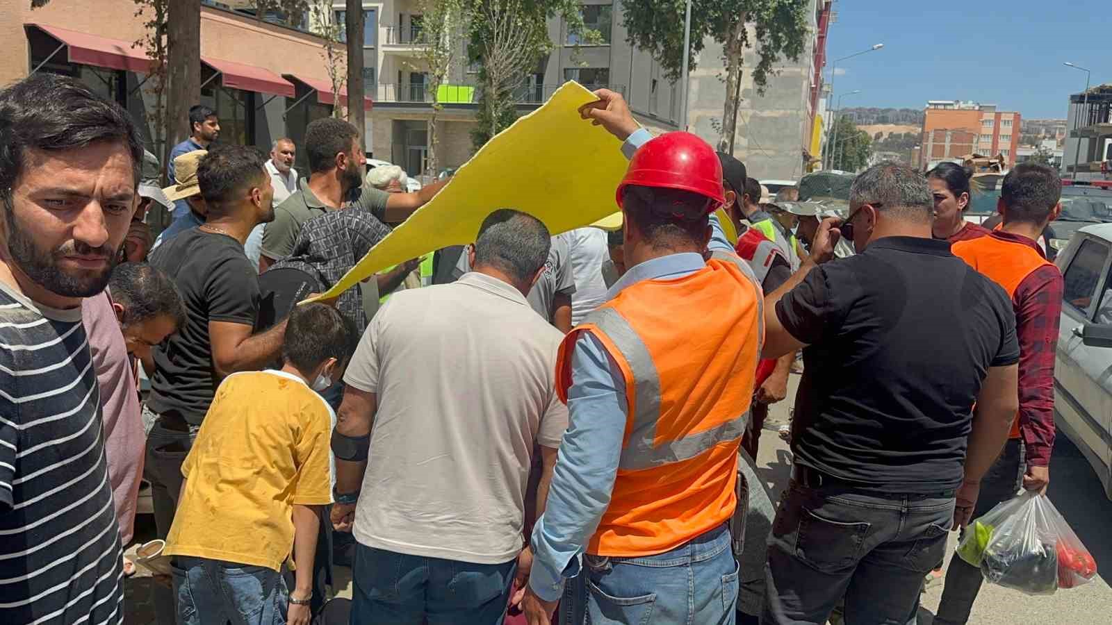 Kaza yerinde inşaat işçilerinden örnek davranış 
