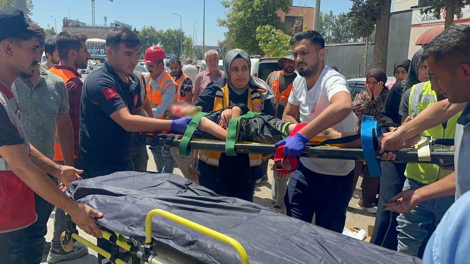Kaza yerinde inşaat işçilerinden örnek davranış 