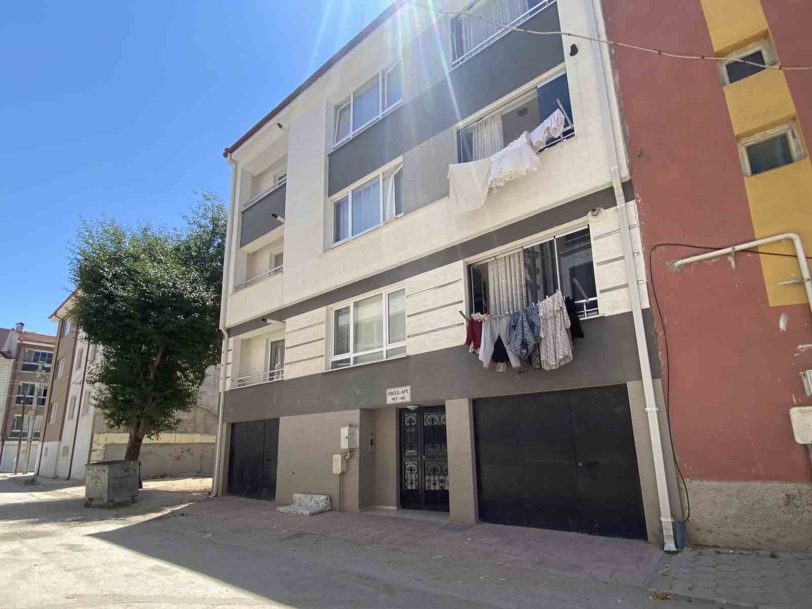 İkinci kattan düşen küçük çocuk hastaneye kaldırıldı 