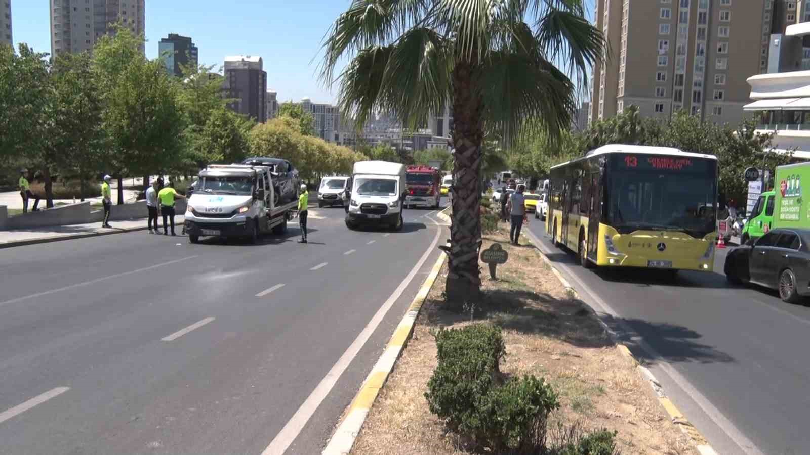 Kontrolden çıkan otomobil ağaca çarpıp karşı şeride geçti: 4 yaralı 
