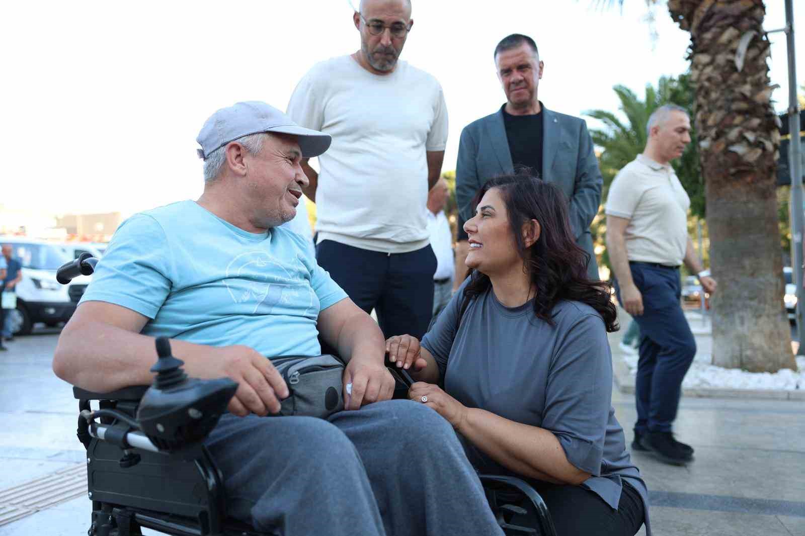 Belediyeye yeni alınan araçları gören yaşlı amcalar, Başkan Çerçioğlu’na böyle teşekkür etti 